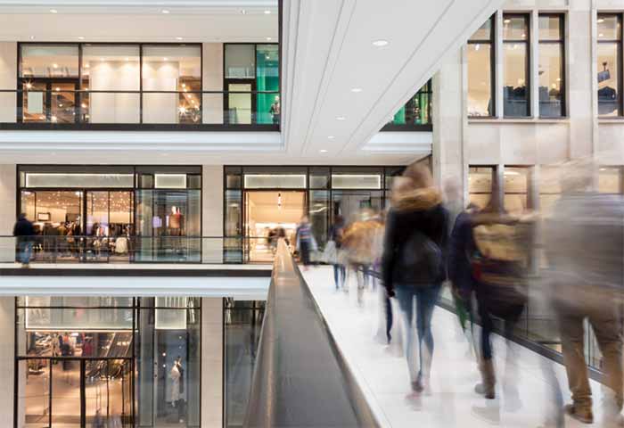 Kunden beim Shoppen in einem Einkaufszentrum