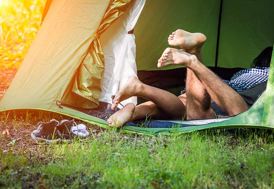 Paar im Zelt bei einem Open-Air-Festival
