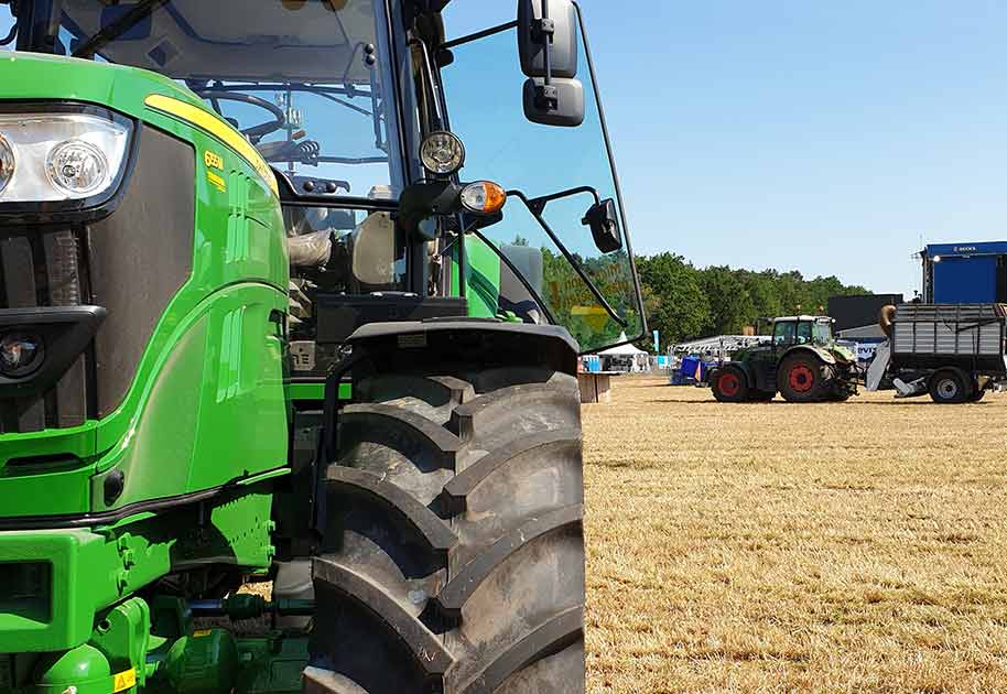 Traktor bei der Endreinigung einer Eventfläche